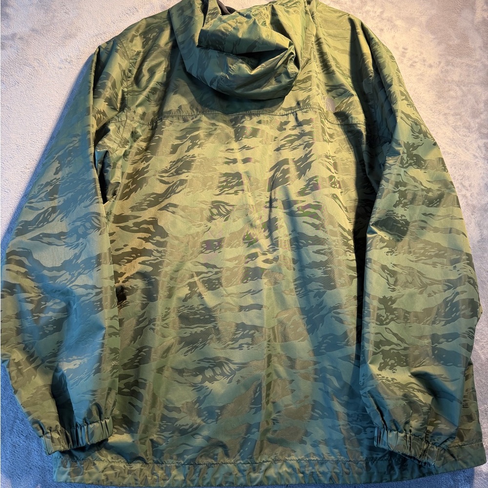 The North Face Green Camo Lightweight Hooded Jacket - Picture 10 of 10